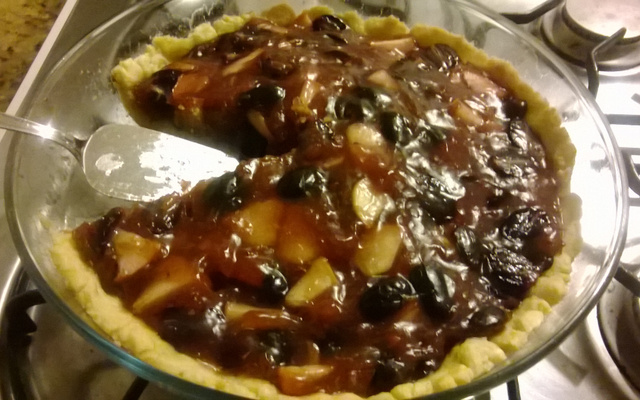 Torta de maçã e uva com suco de laranja