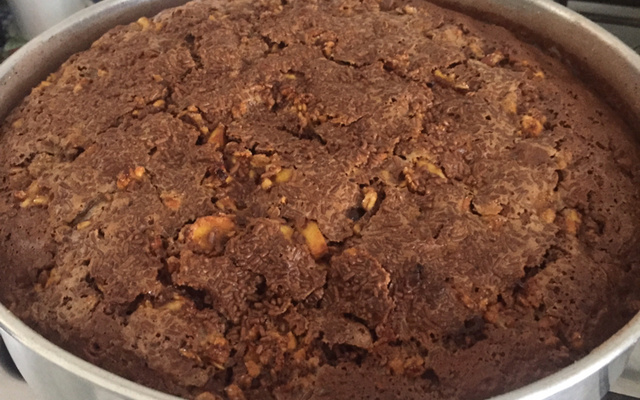 Bolo de maçã, nozes e damasco