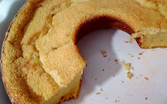 Broa cremosa de fubá com queijo e coco