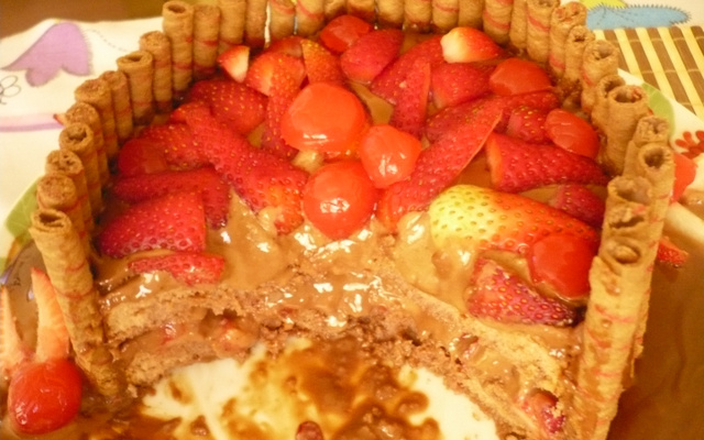 Bolo chocolate com morango fácil