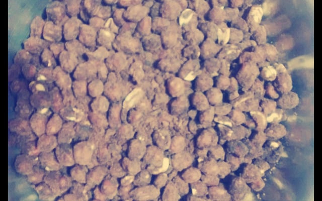 Carrapinha (amendoim coberto com chocolate)