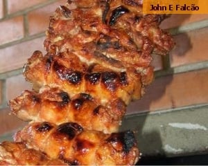 Coxa e sobrecoxa com bacon