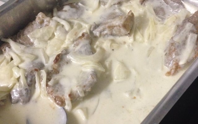 Bife acebolado com molho de maionese