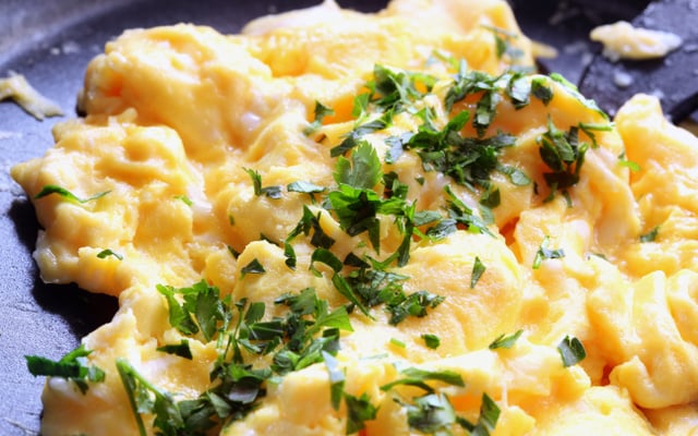 Ovos mexidos de café da manhã