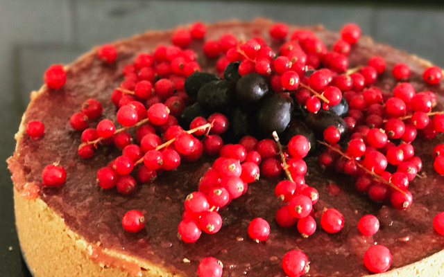 Cheesecake com calda de frutas vermelhas