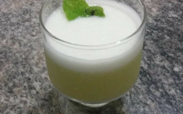 Suco detox de abacaxi com hortelã