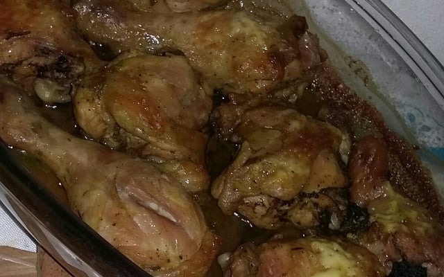 Coxa e sobrecoxa de frango assado no forno