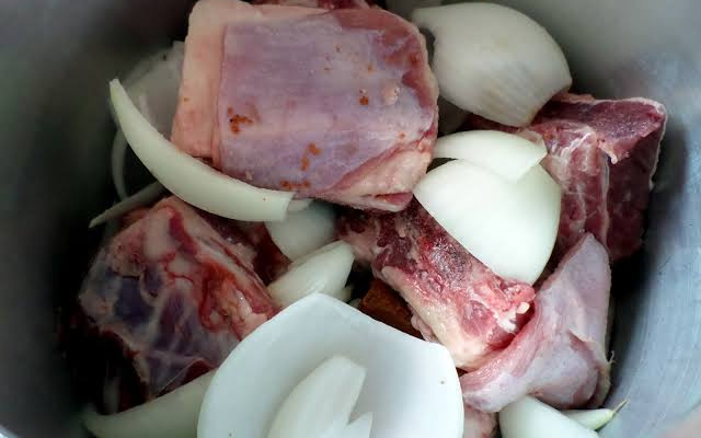 Costela na pressão com cebolas