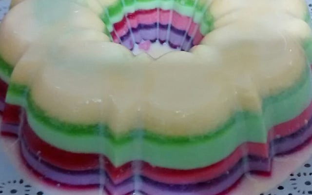Gelatinas coloridas em camadas