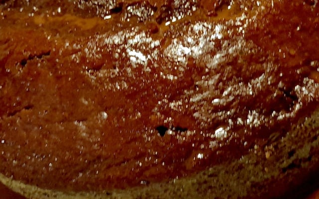 Bolo de chocolate molhadinho e fofinho com calda de chocolate