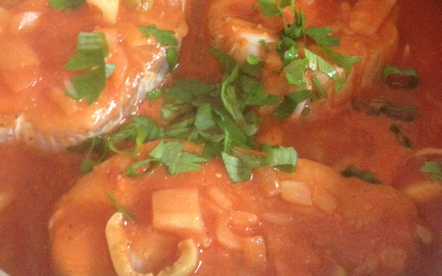 Cação ao molho vermelho