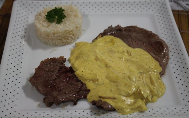 Bife ao molho de mostarda