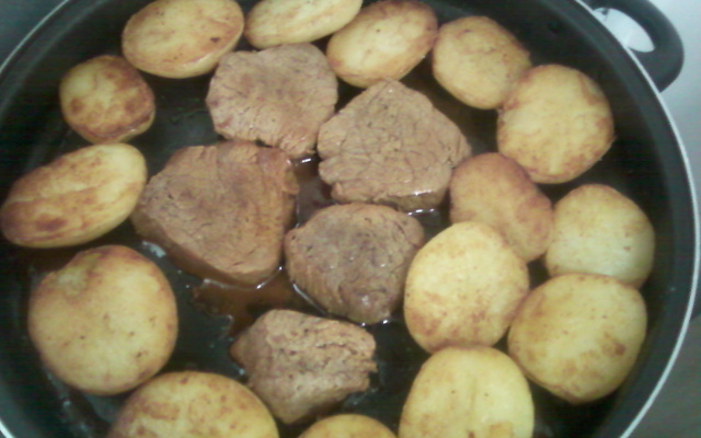 Batata dourada com baby beef