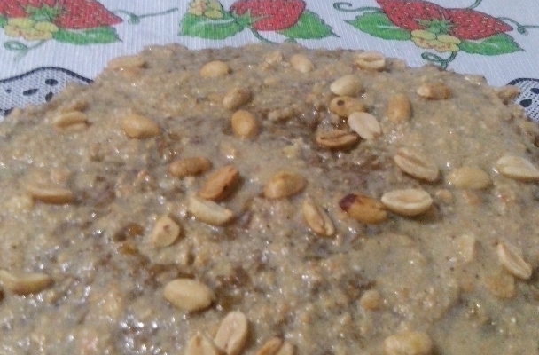 Bolo de amendoim com café