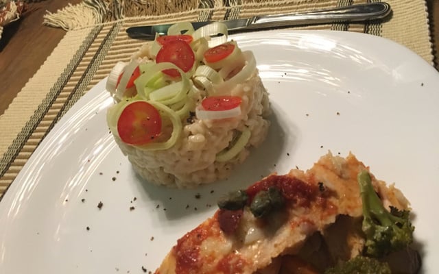 Salmão com tomate seco e alcaparras