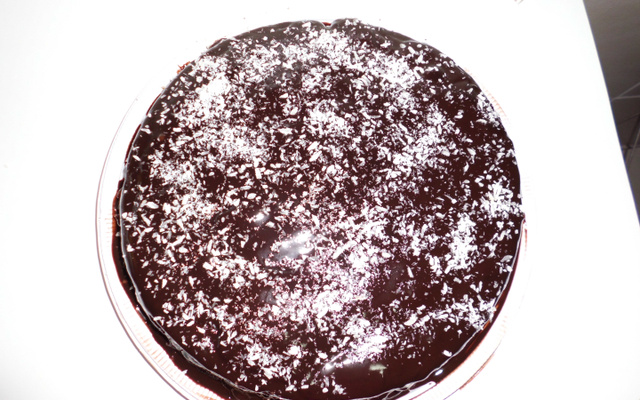Bolo de chocolate com cobertura de chocolate e recheio de coco