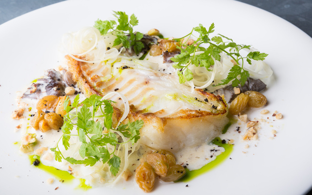 Filé de tilápia ao molho branco e legumes