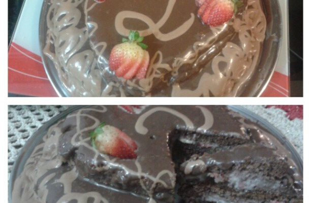 Bolo de chocolate com recheio de morangos e leite condensado