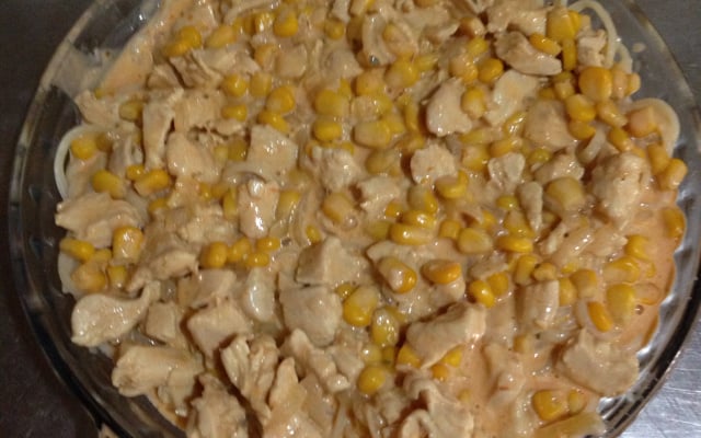 Macarrão com estrogonofe de frango rápido e fácil