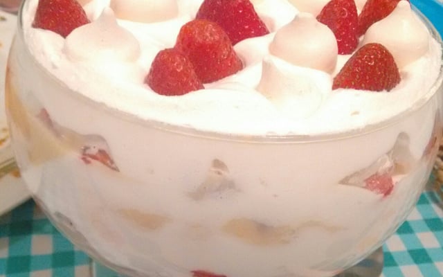 Sobremesa de suspiro com morango