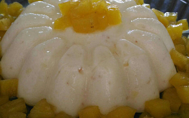 Manjar de coco com calda de abacaxi