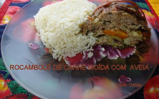 Rocambole de carne moída com aveia