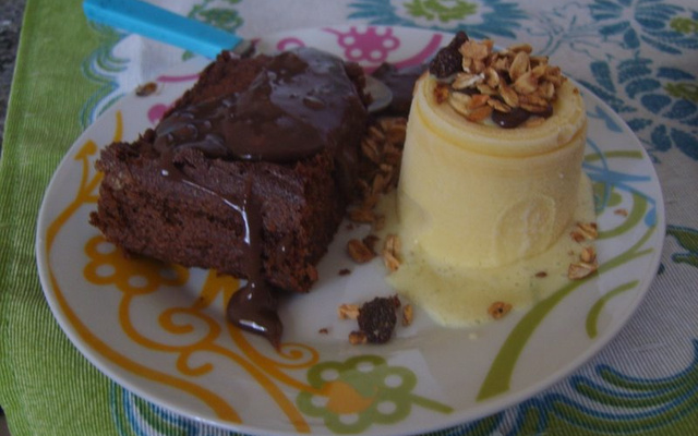 Bolo cremoso com sorvete e calda quente da Dani