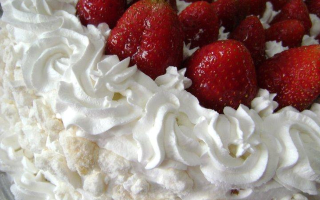 Bolo merengue de morango