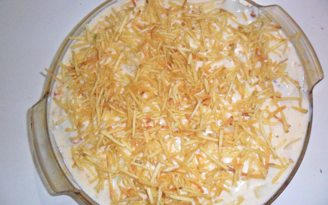 Batata com frango coberta com molho branco e batata palha