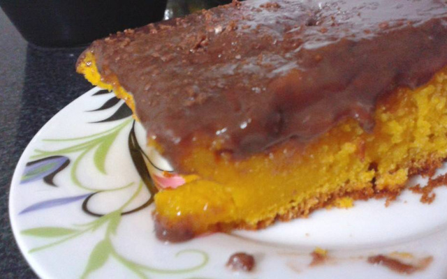 Bolo de cenoura cremoso com cobertura tipo danete