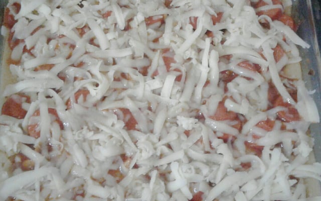 Polenta com molho de salsicha