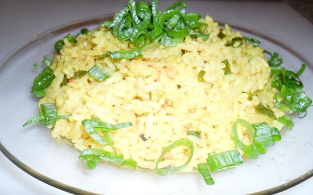 Arroz com açafrão, tomates e cheiro verde