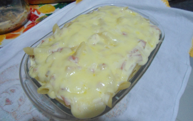 Macarrão com presunto e molho branco