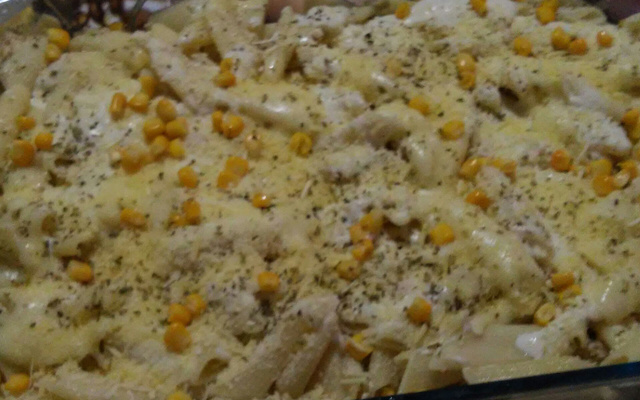 Macarrão gratinado com frango e queijos