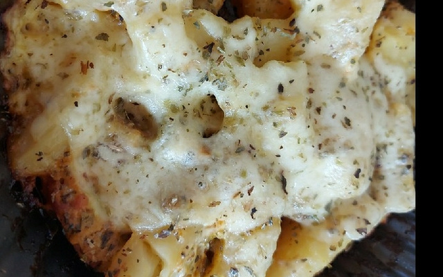 Linguiças recheadas e assadas com batatas