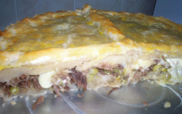 Torta de massa podre com recheio de carne