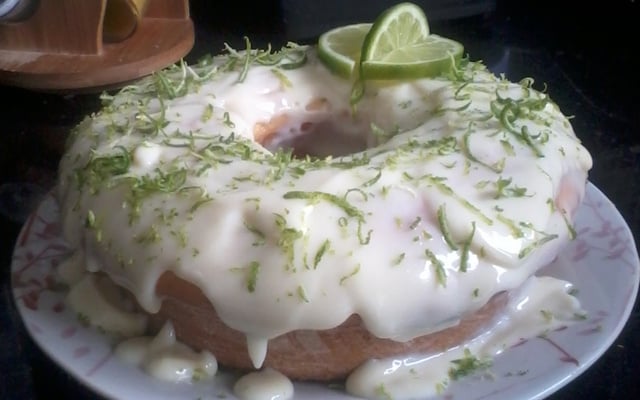 Bolo de limão fácil e delicioso.