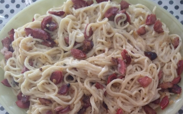 Macarrão ao molho branco (com alho, bacon e calabresa)