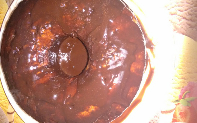 Bolo simples com cobertura de chocolate
