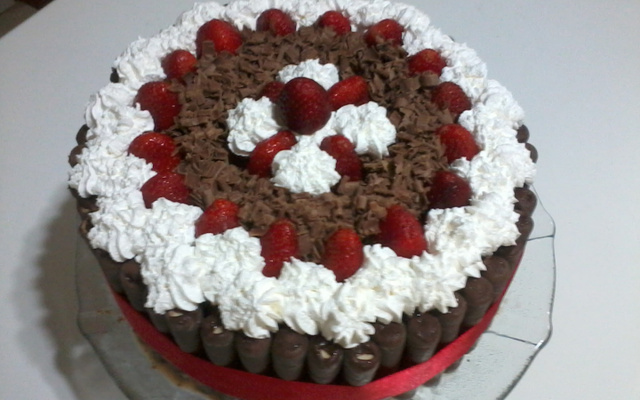 Bolo de chocolate e morango com Twix