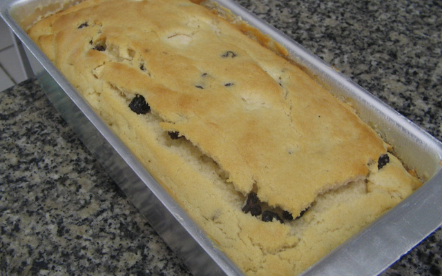 Bolo inglês com passas e maçã