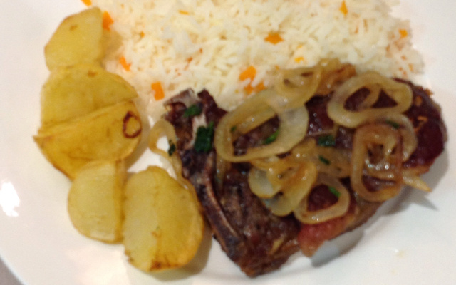 Chuleta assada com batatas