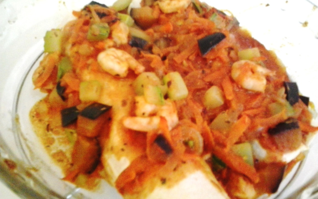 Panqueca de camarão e legumes ao molho de tomate