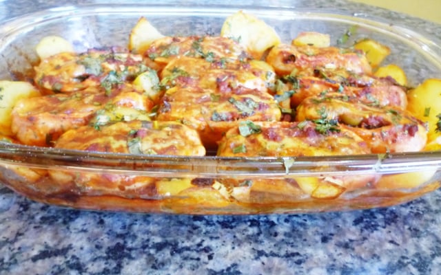 Linguiça de frango recheada ao molho bolonhesa