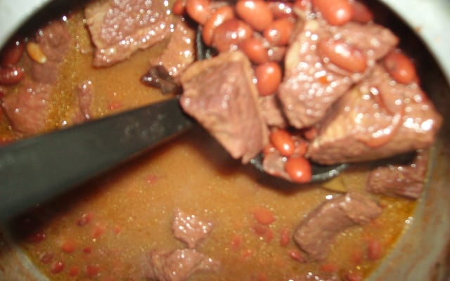 Feijão cozido com maça de peito