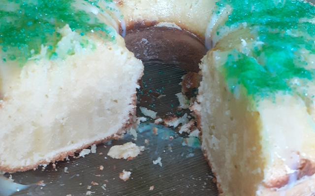 Bolo simples com raspas de limão