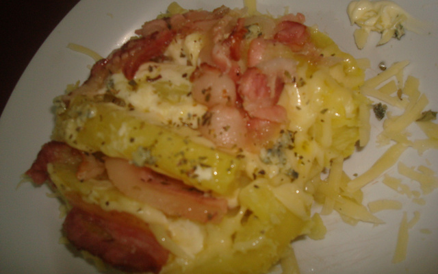 Batata recheada 4 queijos com bacon de micro-ondas