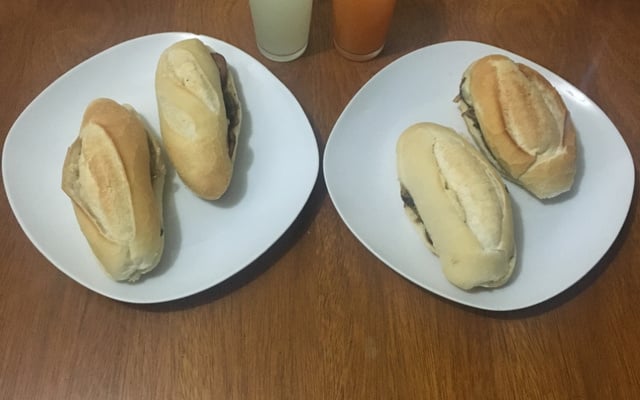 Sanduíche de lingüiça calabresa