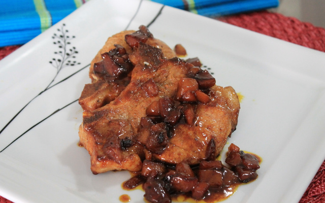 Bisteca de porco com maçã