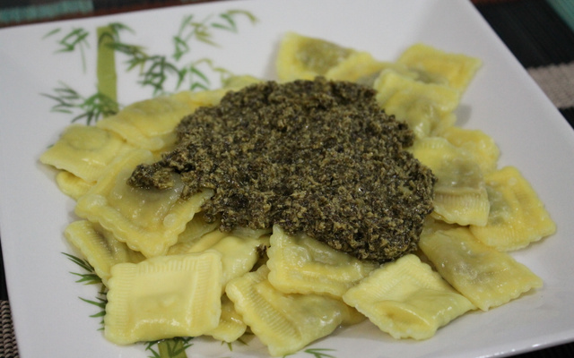 Ravióli de frango ao pesto